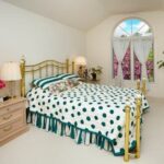 How to Decorate Your Home Like an English Cottage: Cozy floral patterns, rustic furniture, and vintage accents