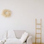 Step-by-step guide on how to decorate mango cake at home with fresh mango slices and cream