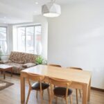 How to decorate home office with cherry floor: furniture placement, lighting, and accent decor ideas