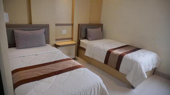 Popular Spanish Home Decorations: Ceramic Tiles, Flamenco-Inspired Art, Bullfighting Posters, and Vibrant Tapestry