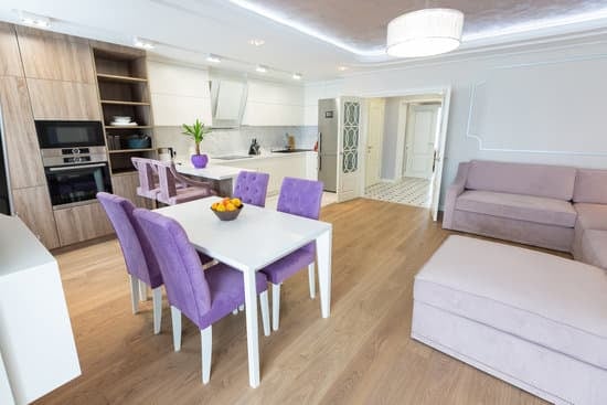 Simplify birthday home décor with DIY balloon arrangements for a festive atmosphere. #SimpleBalloonDecoration