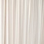 Step-by-step guide for how to decorate a cake with whipped cream at home